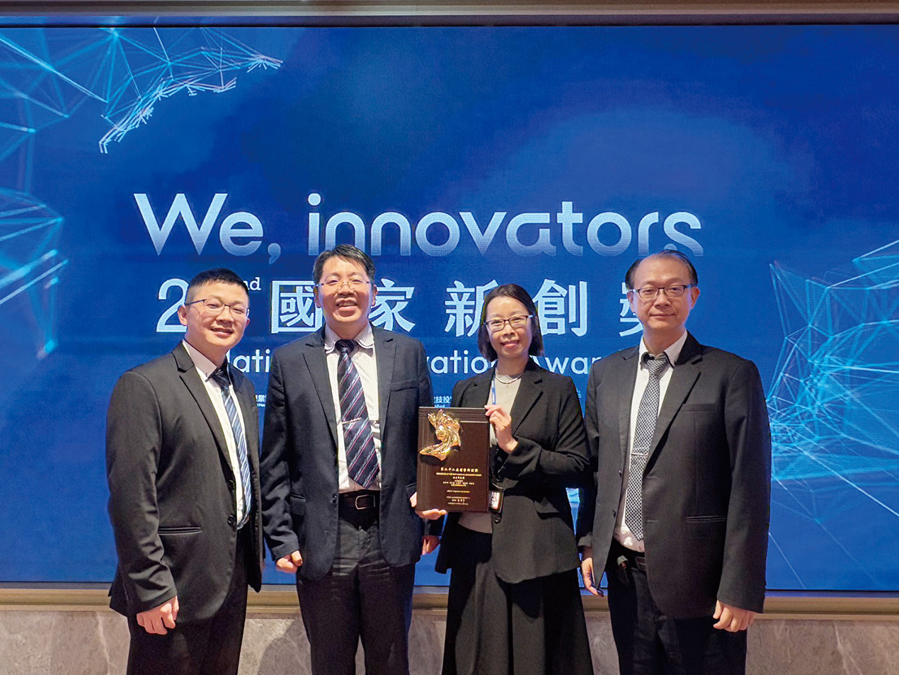 吳家兆副院長與獲獎團隊合影